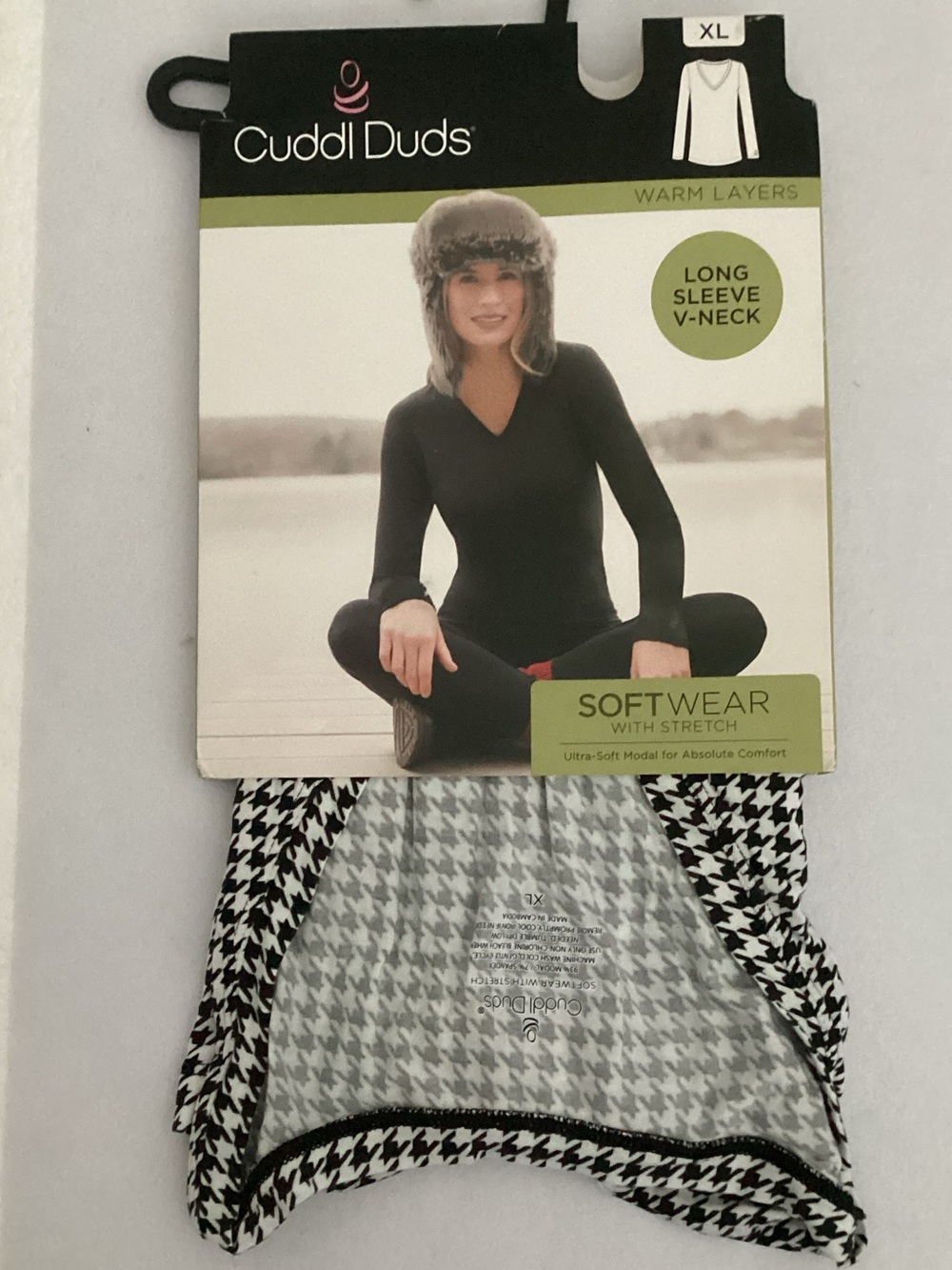 Cuddl Duds Softwear with Stretch Black & White Houndstooth Long Sleeve VNeck Top